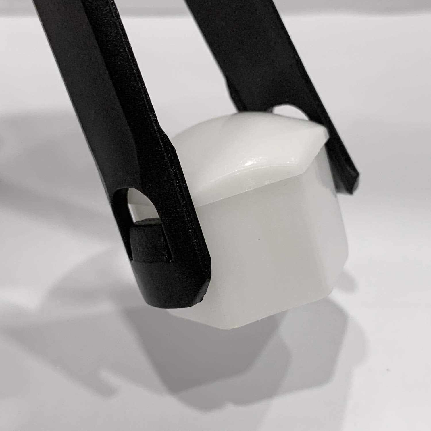 Modengzhe 20 Pcs Plastic Car Wheel Nut Lug Covers, 19Mm Inner Hex Width Car Wheel Bolt Dust Cap With Removal Clip, White