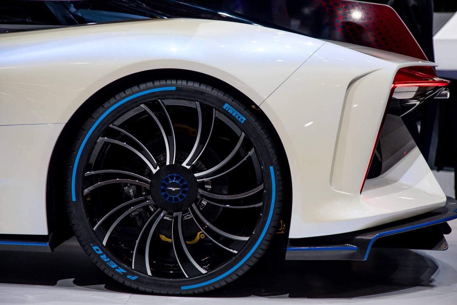 275/35-19 Pirelli P Zero Uhp Summer Tire 220Aaa 96Y 275 35 19