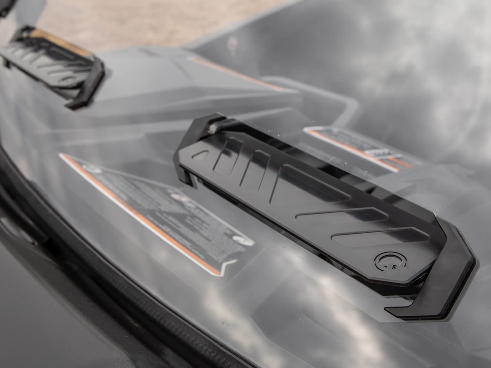 Superatv Vented Full Front Windshield For 2021+ / 2022+ Can-Am Commander | 1/4' Polycarbonate | Xr Optic Hard Coating | Scratch-Resistant | 3 Vent Positions | Includes Pre-Installed Bulb Seal