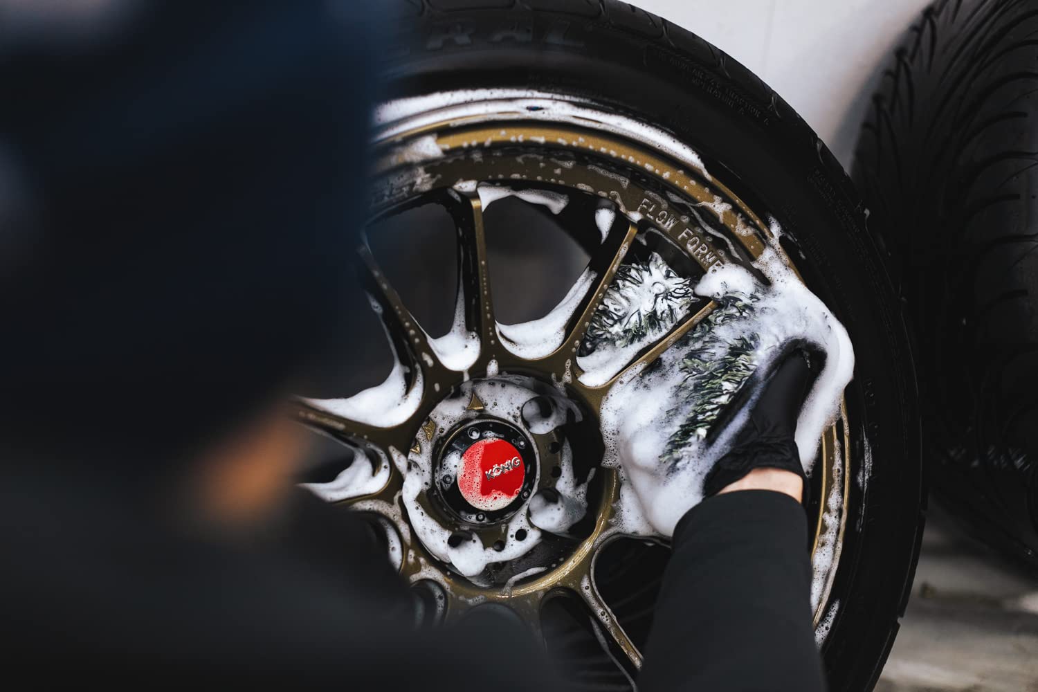 The Rag Company - The Cyclone Ultra Wheel Mitt - Perfect for Wheels, Grills, and Tight Areas; Proprietary Microfiber Blend; Easi