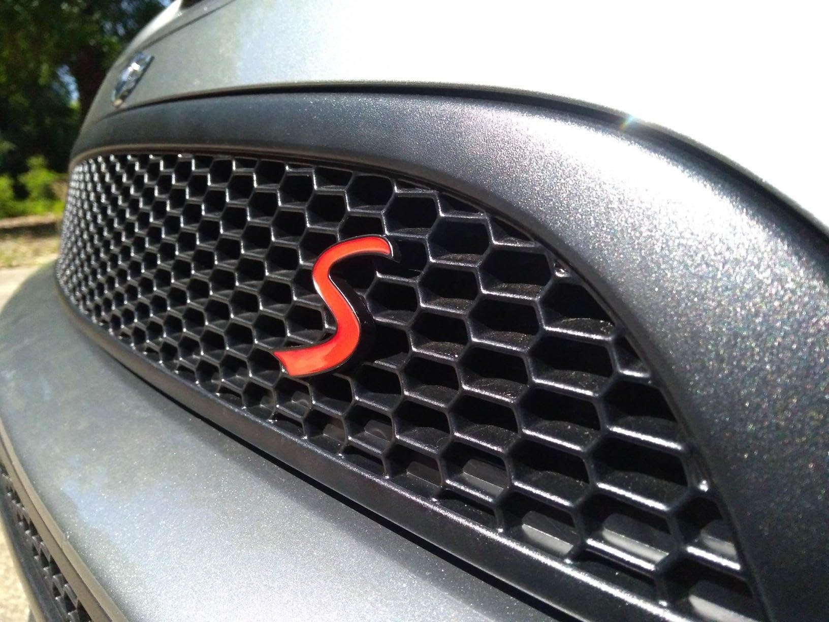 Metal Black Outlining Red S Lettering Front Grille Grill Chrome w/Mount Emblem Badge for Mini Cooper R50 R53 R55 R56 R57 R59 F56 F55