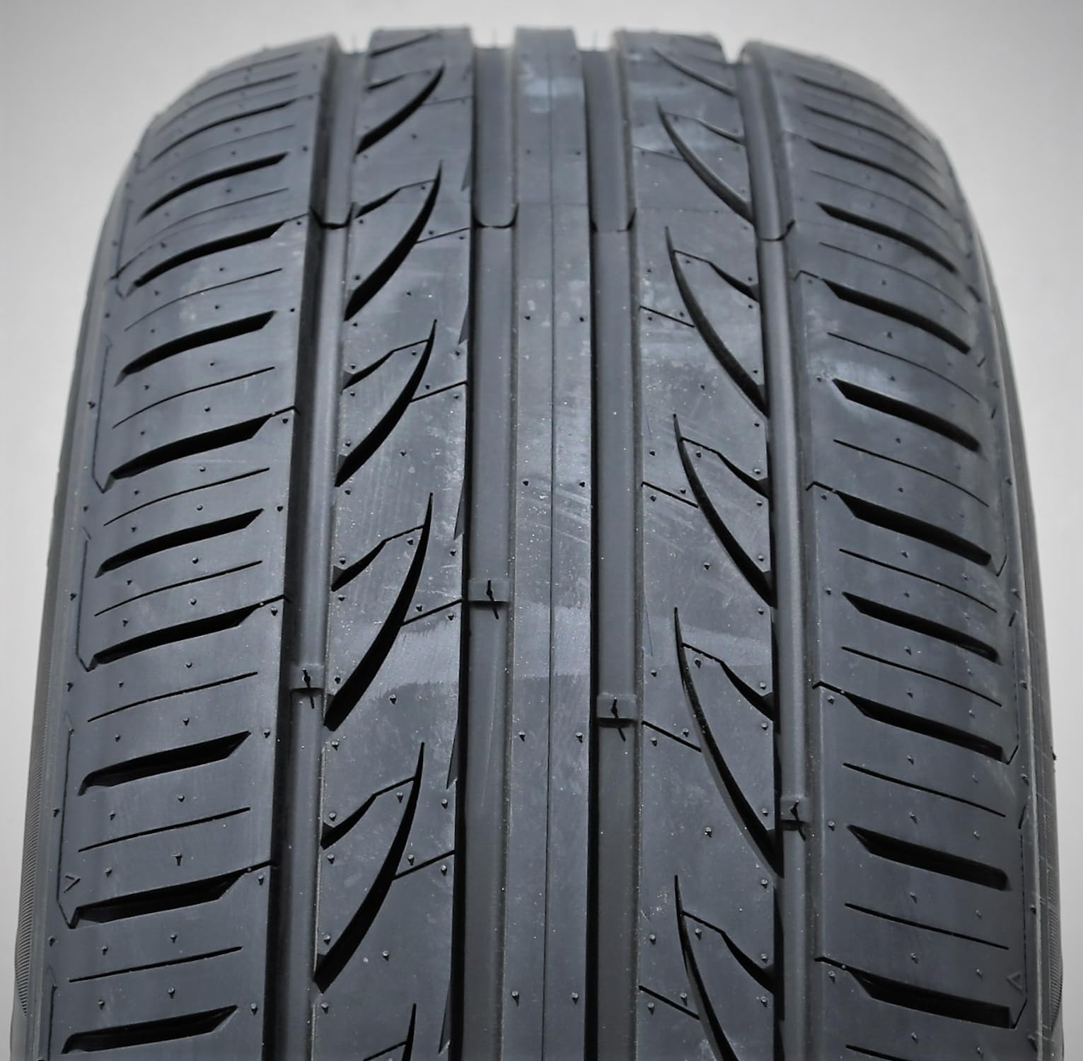 Landgolden Lg27 All-Season Truck/Suv High Performance Radial Tire-225/55R17 225/55Zr17 225/55/17 225/55-17 101W Load Range Xl 4-