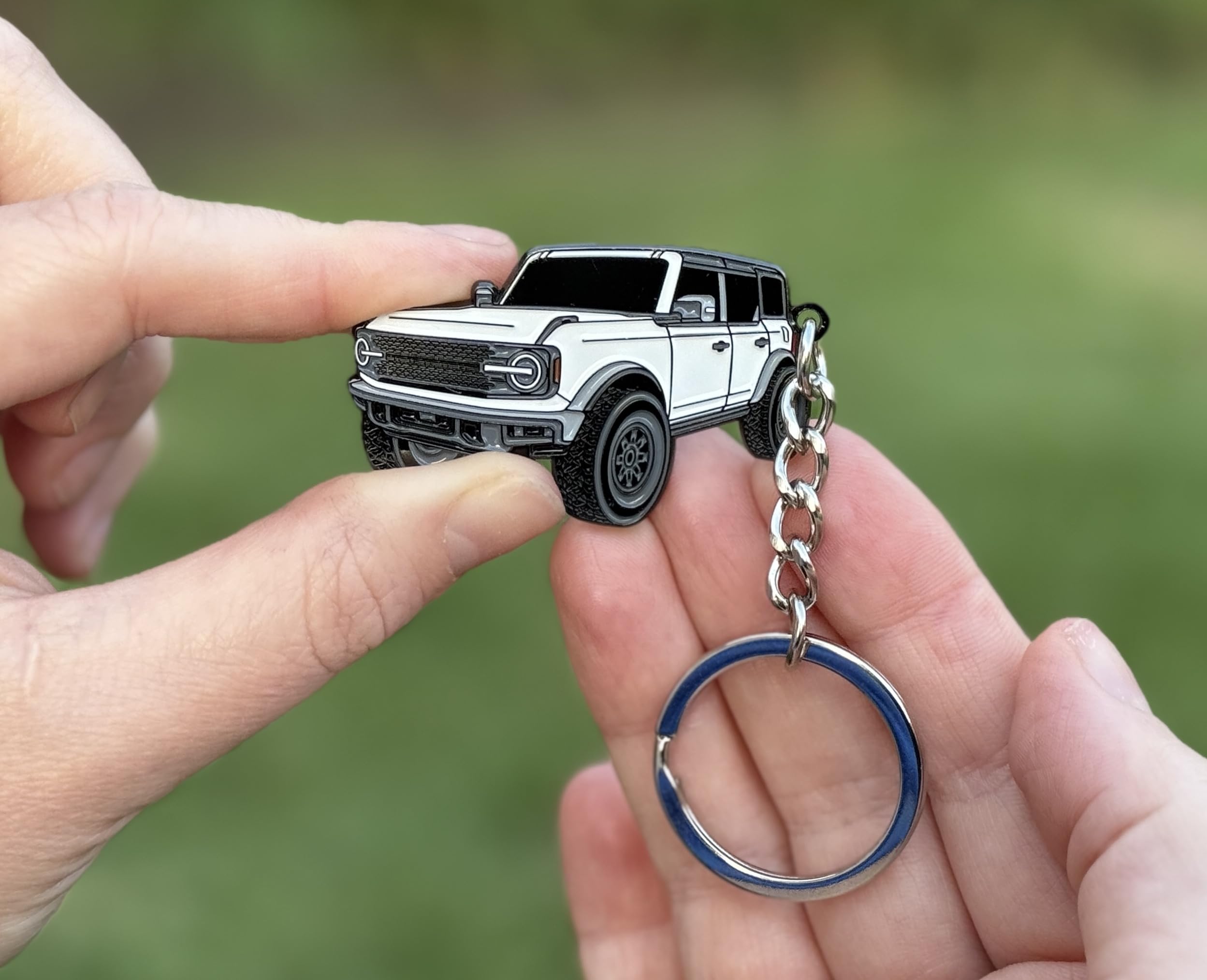 Four Wheel Beast Bronco Keychain Accessories 2023 4 Door Key Chain Fob Cover Cool Car Mods (White)