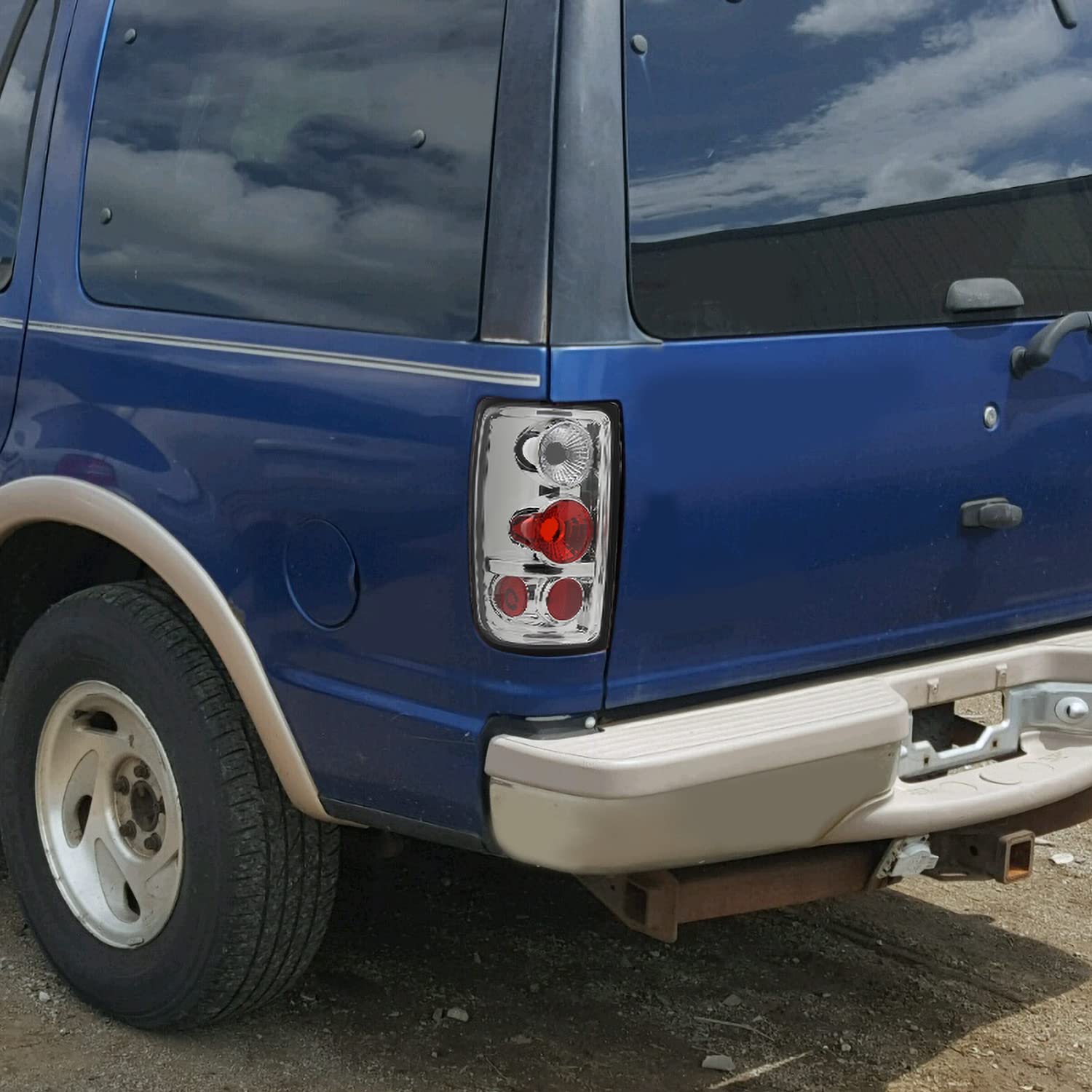 Spec-D Tuning Chrome Housing Clear Lens Tail Lights Compatible With 1997-2002 Ford Expedition, Left + Right Pair Assembly