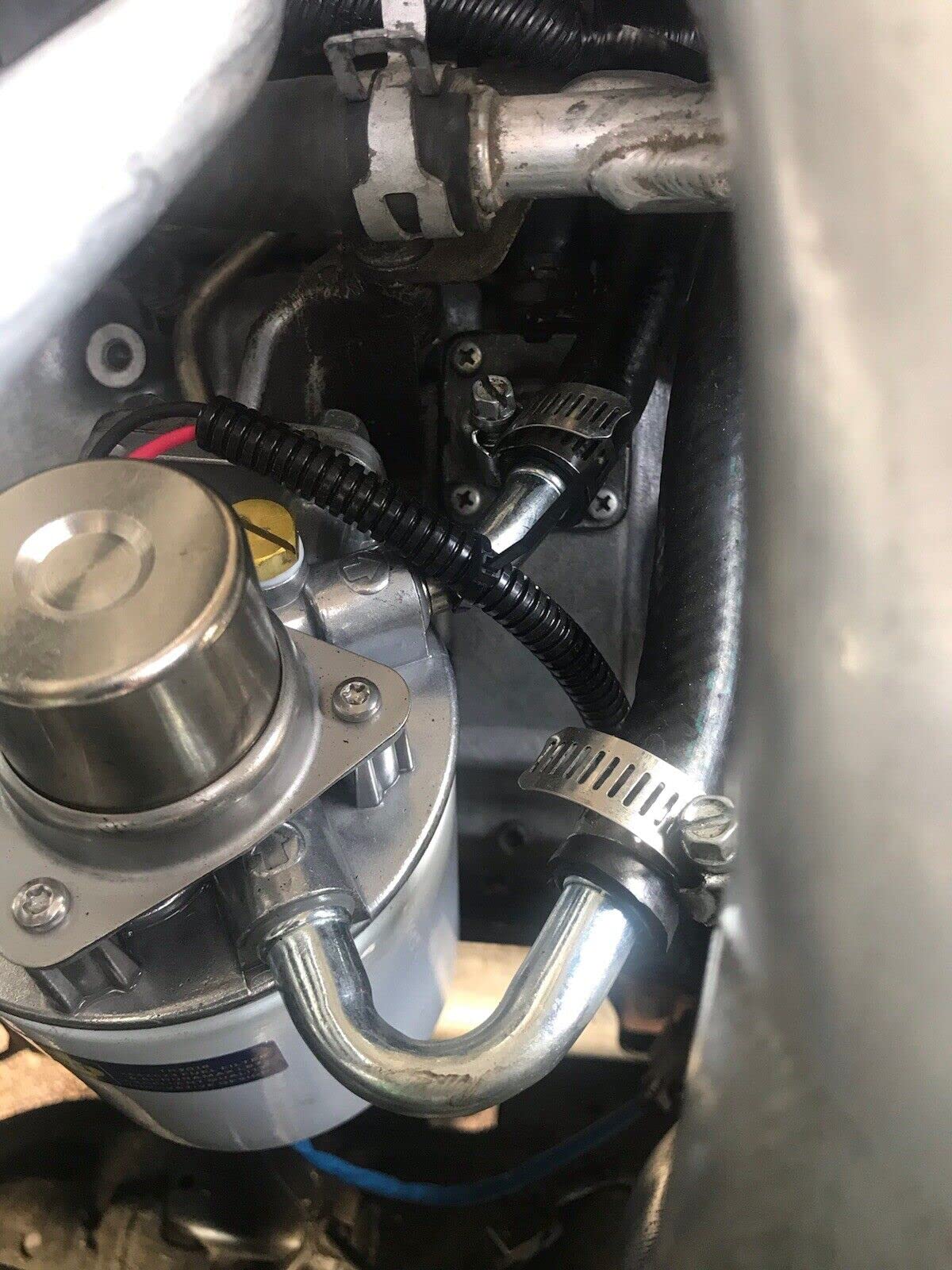 Fuel Filter Housing 2001-2004 Chevrolet 6.6L Duramax Lb7 Diesel Engine Silverado 2500 Hd Silverado 3500 Gmc 6.6L 6599Cc 403Cu Sierra 2500 Hd Sierra 3500 Oem 97780061