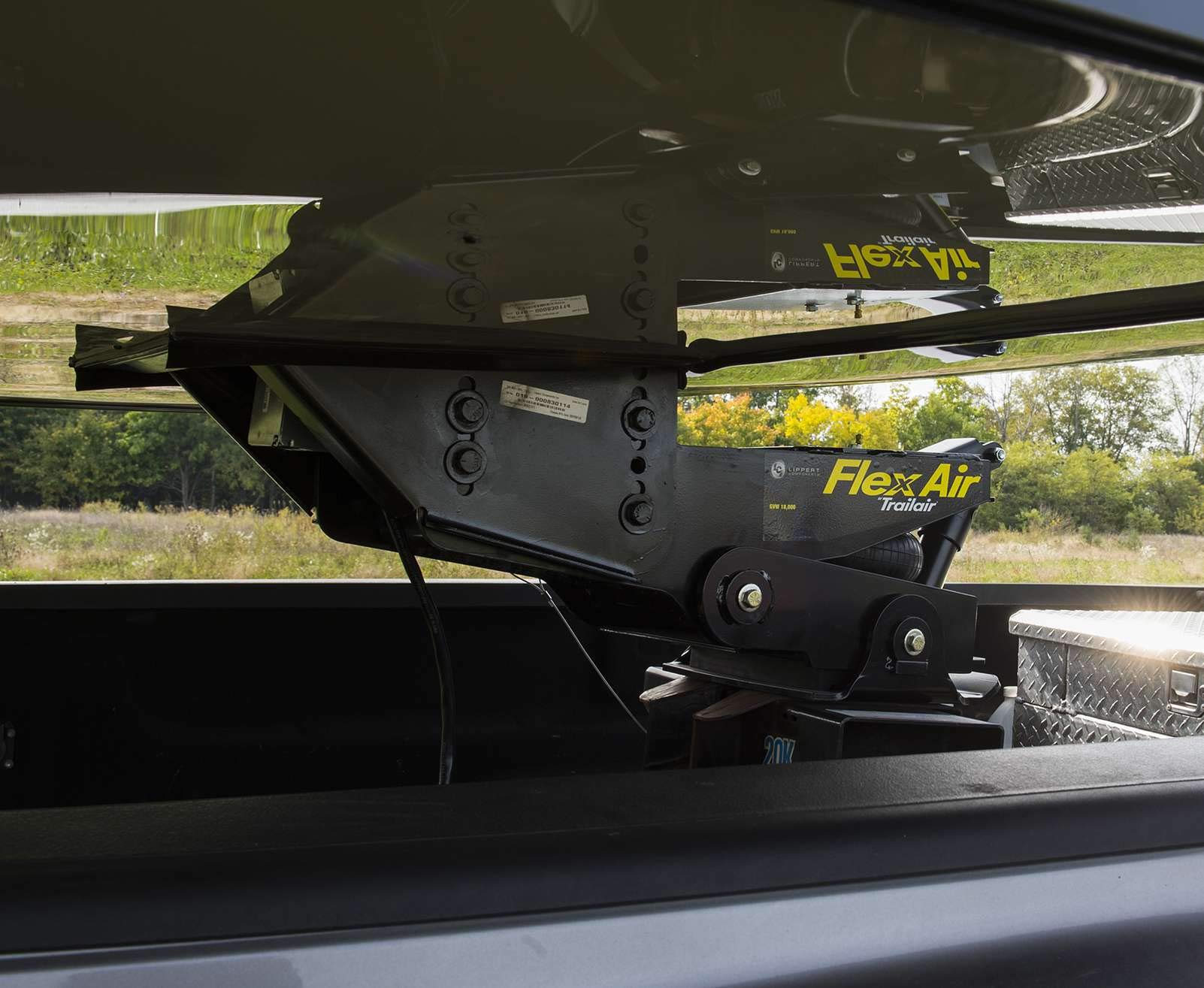 Trailair Curt L05 Air Ride 18K Fifth Wheel Pin Box - Internal Airbag With Built-In Strut Reduces Chucking, Jarring, Bounching; 1