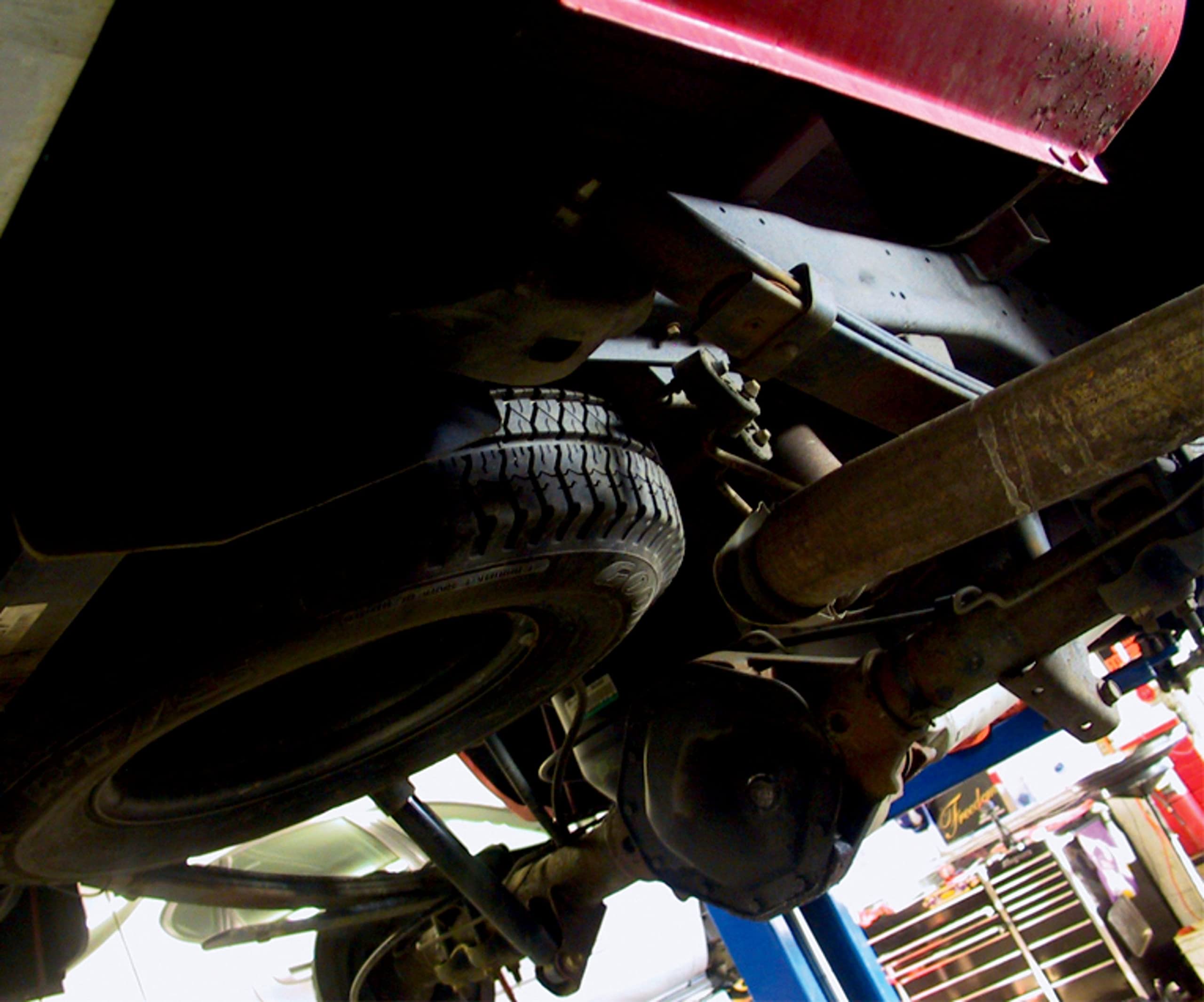 3M Professional Grade Rubberized Undercoating, Corrosion, Water And Salt Spray Resistant, 03584, 16 Oz. Aerosol