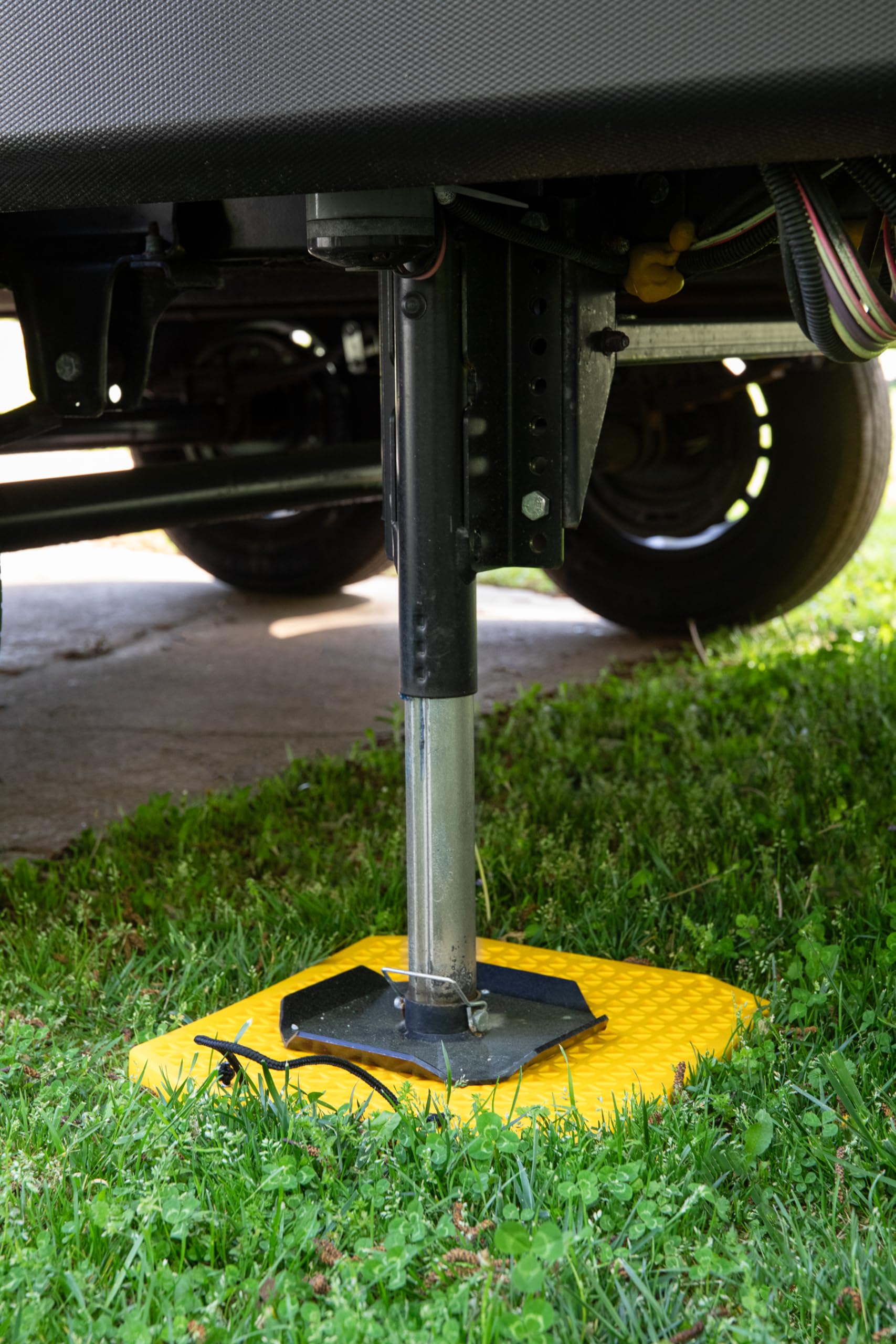 Camco 44545 Heavy-Duty Extra-Large Stabilizer Jack Pads With Handle - Set Of 2