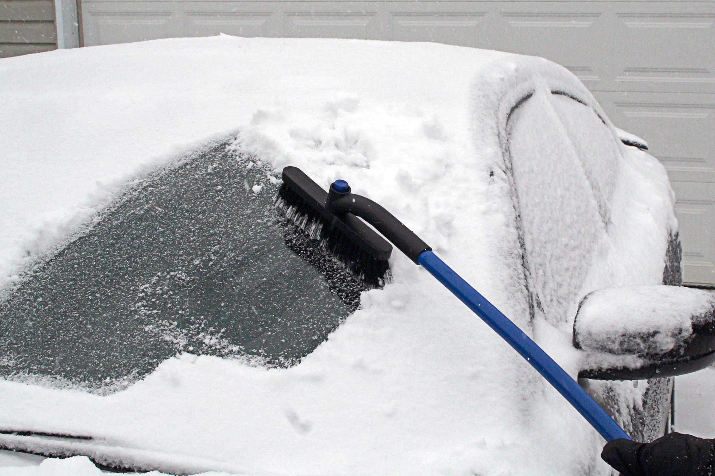 Subzero 14038 38'' Crossover Super Duty Snowbroom With Pivoting Head And Integrated Ice Scraper (Colors May Vary)