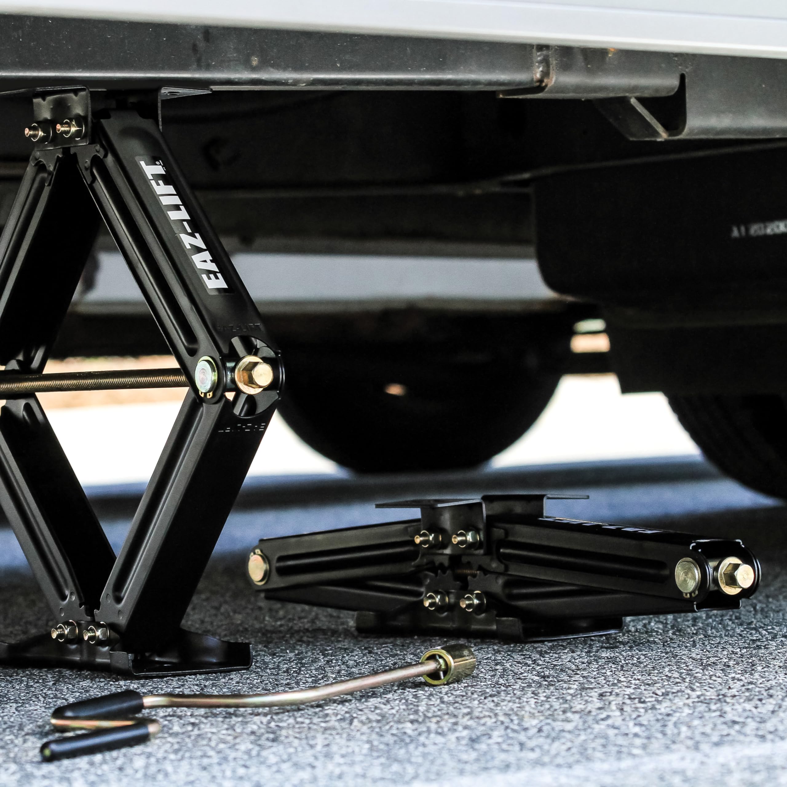 Camco EAZ-Lift 30-Inch Stabilizing RV Scissor Jacks - Features a 5,000lb Load Capacity - Heavy Duty Steel Construction - Set of
