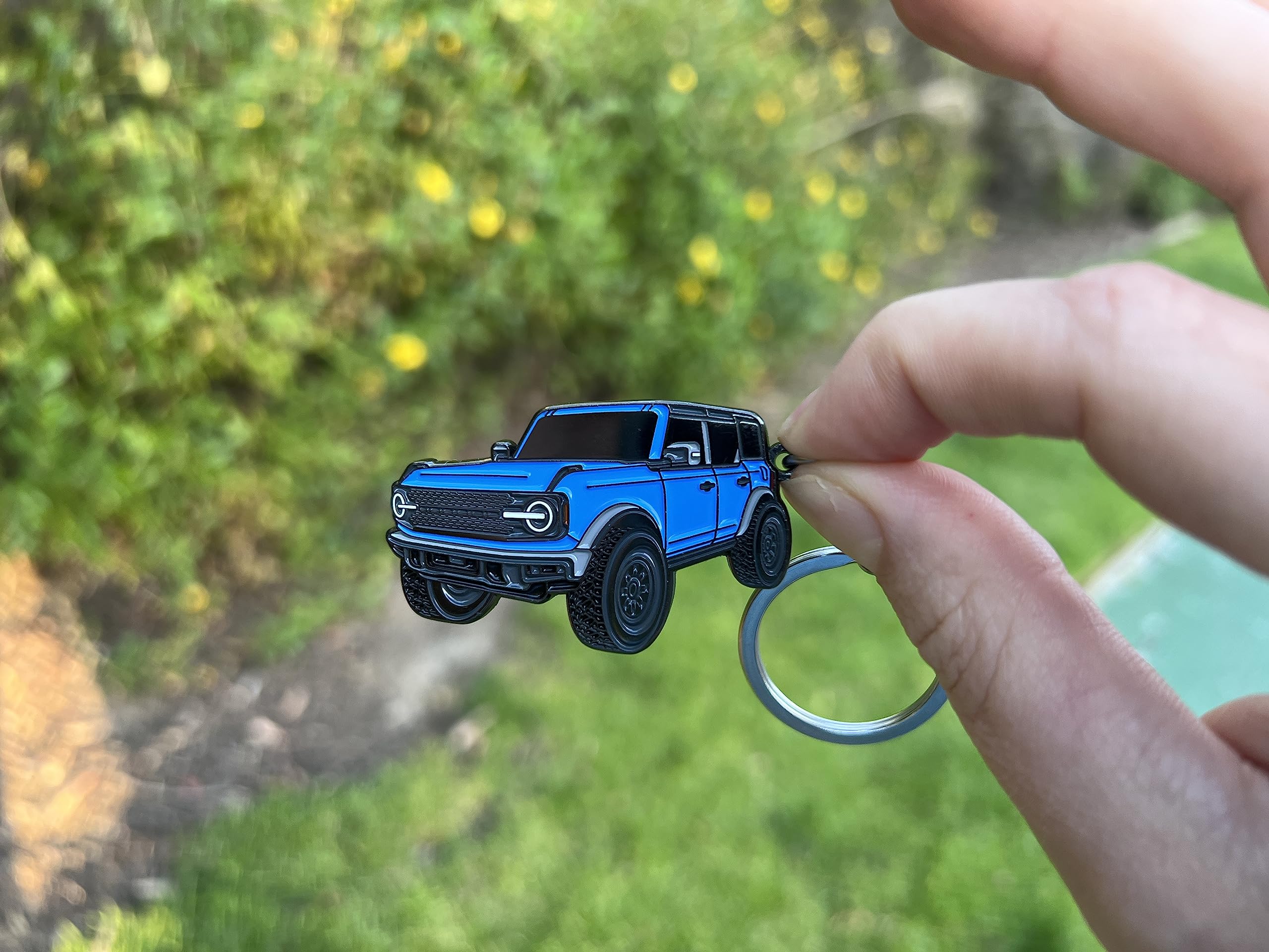 Four Wheel Beast Bronco Keychain Accessories 2023 4 Door Key Chain Fob Cover Cool Car Mods (Velocity Blue)