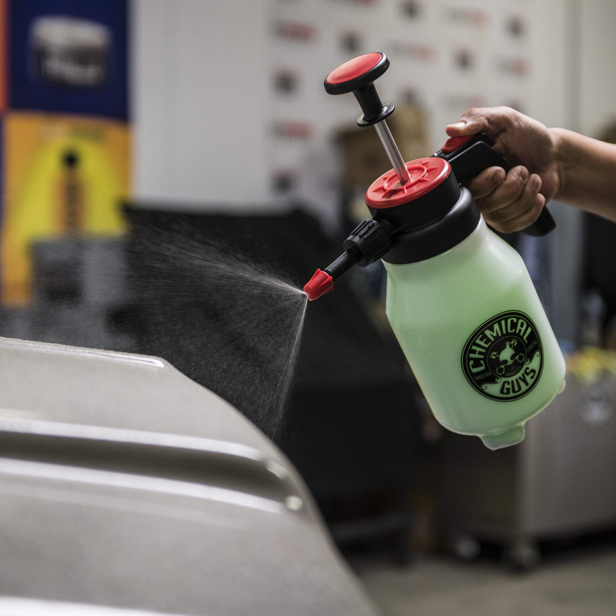 Chemical Guys Acc503 Mr. Sprayer Full Function Pressure Atomizer & Pump Sprayer For Home, Garden And Car Detailing & Washing (50 Oz Bottle)