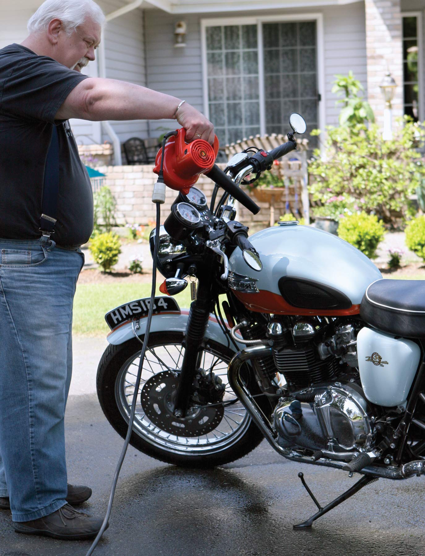 Performance Tool W50063 600W Garage/Shop Handheld Blower - Compact, 75+ mph air Flow, 16,000 max RPM - Large Handle with Lockable Trigger - Includes Vaccum Bag