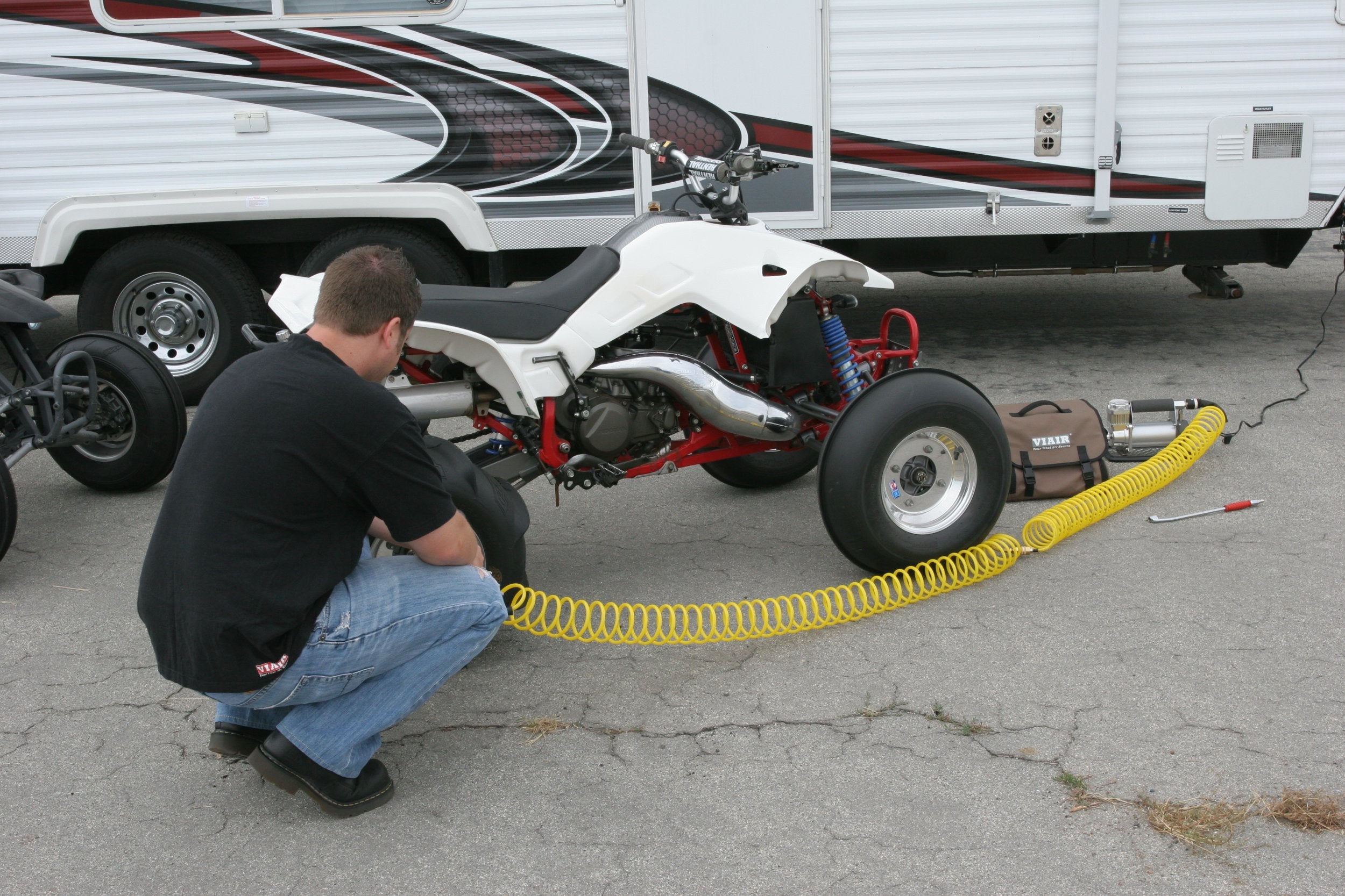 VIAIR 440P - 44043 Portable Compressor Kit , Black, Tire Pump, Truck/SUV Tire Inflator, For up to 37 Inch Tires