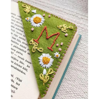 Personalized Hand Embroidered Corner Bookmark, Letters Felt Triangle Cute Flower Embroidered Corner Bookmark Embroidery Book Marker Clip For Reading Lovers Meaningful Gift (Q, Summer)