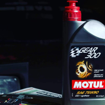 Motul Gear 300 75W90 100 Percent Synthetic Gear Oil 1 Liter 105777