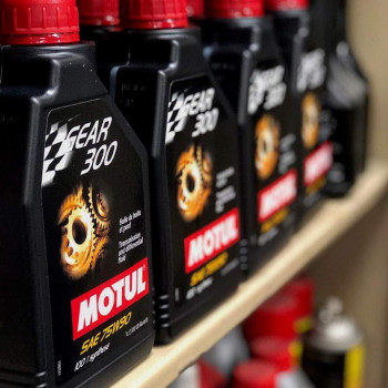 Motul Gear 300 75W90 100 Percent Synthetic Gear Oil 1 Liter 105777