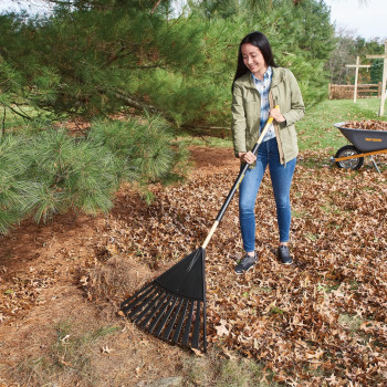 True Temper 20212010 Clog Free Leaf Rake With Hardwoodsteel Handle 24 In For Leaves Grass Clippings Twigs Pine Needles A